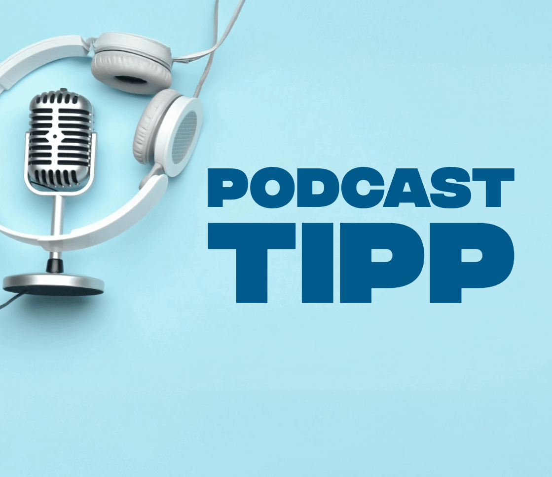 Kopfhörer und Mikrofon liegen auf hellblauem Hintergrund, daneben ein Schriftzug "Podcast Tipp"