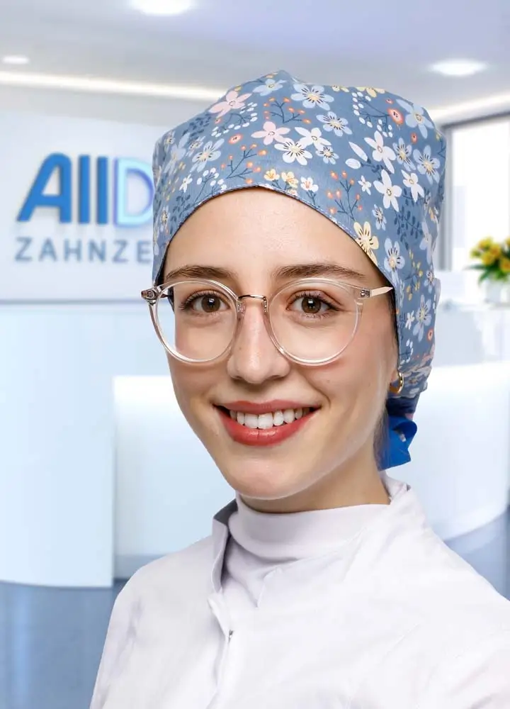 Portrait Ober&auml;rztin Seydanur C&uuml;re (AllDent Mannheim)