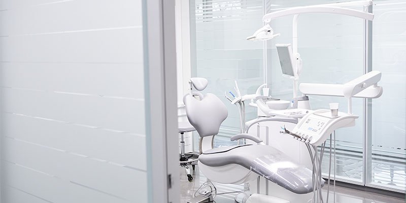 Blick in ein Behandlungszimmer mit Zahnarztstuhl im AllDent Zahnzentrum