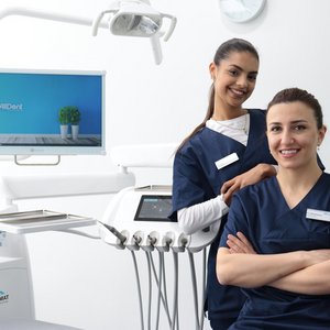 Zahnärztin und PZR Assistentin Behandlungsraum AllDent