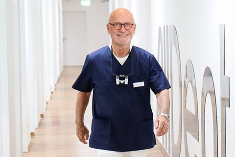 Dr. Bolz geht durch AllDent Flur