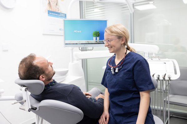 Oralchirurgin im Gespräch mit Patient
