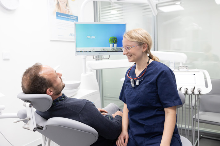 Oralchirurgin im Gespräch mit Patient