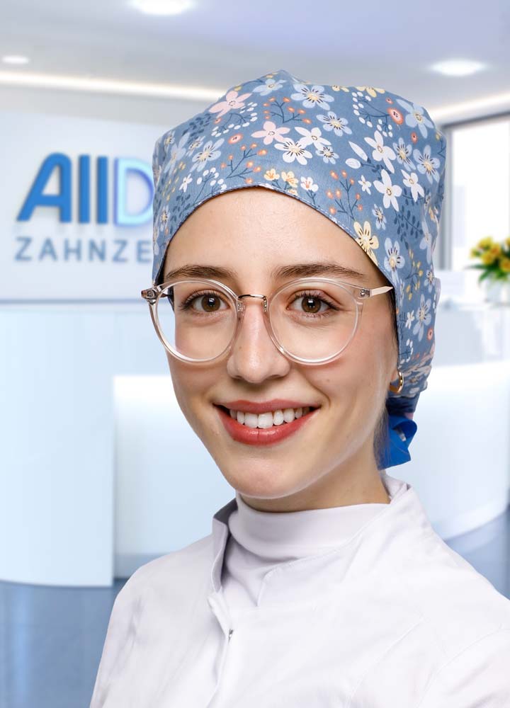 Portrait zahn&auml;rztliche Ober&auml;rztin Seynadur C&uuml;re (AllDent Mannheim)